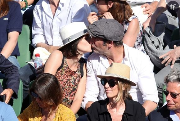 Le baiser de Jean Dujardin et Nathalie Péchalat sur le court Philippe Chatrier