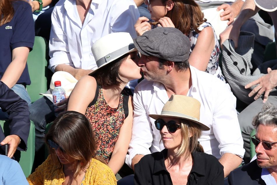 Le baiser de Jean Dujardin et Nathalie Péchalat sur le court Philippe Chatrier
