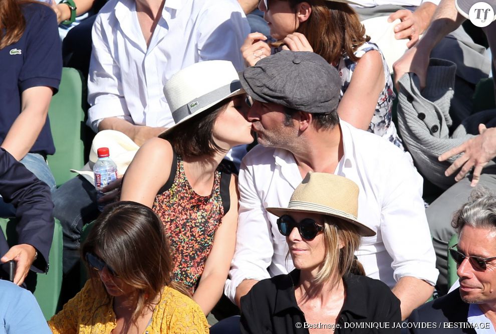 Le baiser de Jean Dujardin et Nathalie Péchalat sur le court Philippe Chatrier