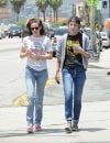  Kristen Stewart et Alicia Cargile se baladent dans le quartier de Silverlake à Los Angeles le 6 juin 2015. 