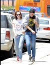  Kristen Stewart et Alicia Cargile dans le quartier de Silverlake à Los Angeles le 6 juin 2015. 