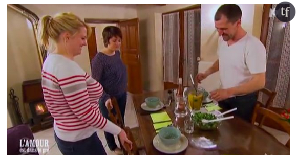 Anastasia (blonde) et Aline devant la soupe de Jean-Baptiste.