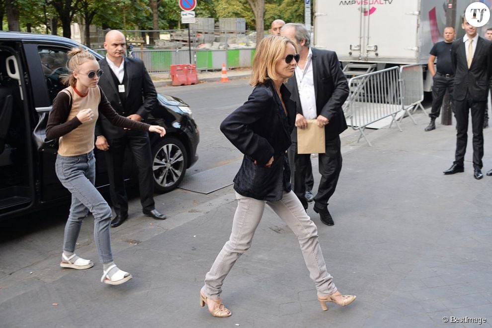 Vanessa Paradis et sa fille Lily-Rose arrivent au Grand Palais à Paris