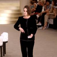 Kristen Stewart : elle fait le show au défilé Chanel avec Lily-Rose Depp (photos)