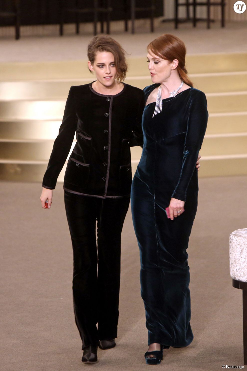 Kristen Stewart et Julianne Moore au défilé haute couture Chanel le 7 juillet 2015...