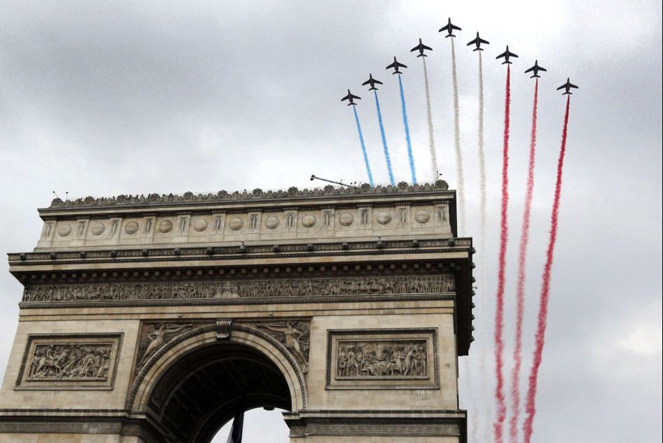 La Patrouille de France survole les Champs Elysées à Paris, le 14 juillet 2014.