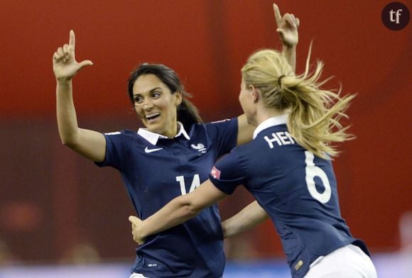 Louisa Nécib, à gauche, célèbre son but contre l'Allemagne avec sa coéquipière Amandine Henry pendant la deuxième mi-temps du match de quart de finale de la Coupe du Monde de foot féminin.