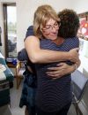  Marci Bowers serre dans ses bras une victime de mutilation génitale le 26 juillet 2010. 