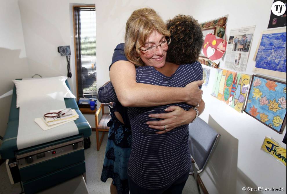  Marci Bowers serre dans ses bras une victime de mutilation génitale le 26 juillet 2010. 