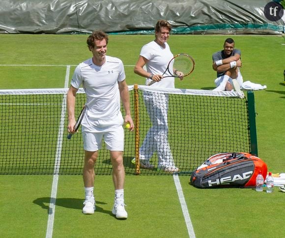 Andy Murray, son entraîneuse Amélie Mauresmo, et Jo-Wilfried Tsonga lors de l'entraînement au tournoi de tennis de Wimbledon à Londres, le 24 juin 2015.