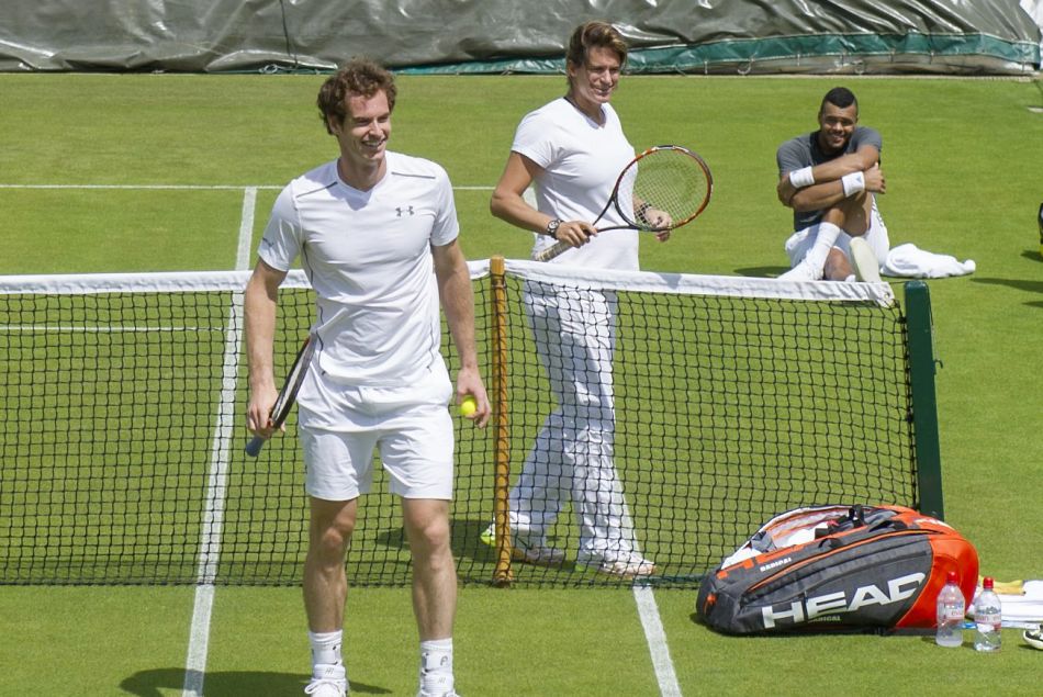 Andy Murray, son entraîneuse Amélie Mauresmo, et Jo-Wilfried Tsonga lors de l'entraînement au tournoi de tennis de Wimbledon à Londres, le 24 juin 2015.