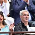Raymond Domenech et sa compagne Estelle Denis dans les tribunes de Roland Garros 2015