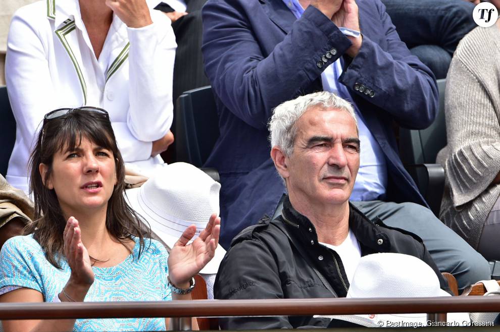 Raymond Domenech et sa compagne Estelle Denis dans les tribunes de Roland Garros 2015