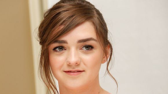 Game of Thrones : Maisie Williams (Arya Stark) enflamme la Toile avec Harry Potter (photo)