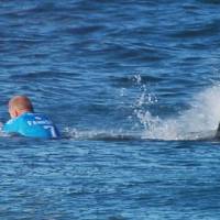 Un surfeur australien attaqué par un requin en direct : la vidéo terrifiante