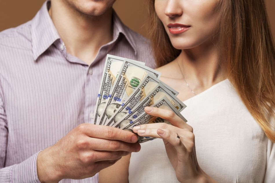 43% des personnes engagées dans une relation longue durée ne connaissent pas les revenus de leur conjoint, selon un sondage réalisé par la société Fidelity Investments.