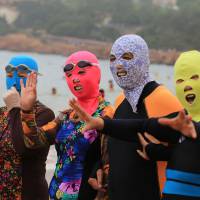 Le face-kini : quand les Chinois enfilent leur cagoule pour combattre le soleil