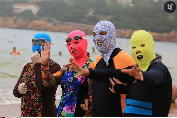 Des porteuses de face-kini à Qingdao le 16 juillet 2015.