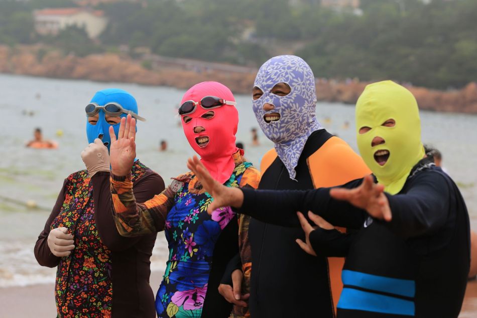 Des porteuses de face-kini à Qingdao le 16 juillet 2015.