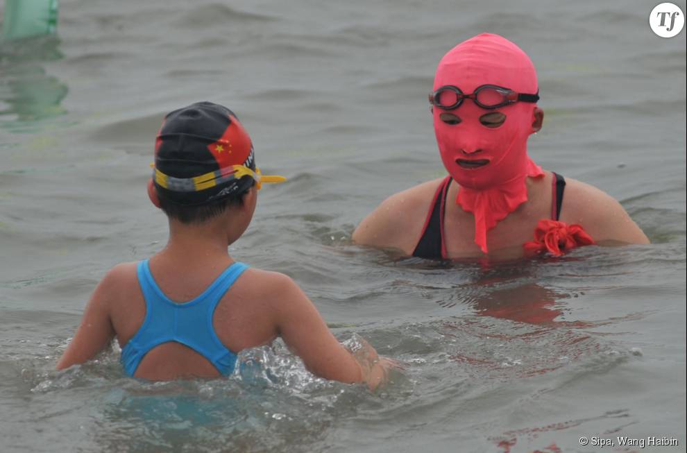 Une baigneuse en face-kini en juillet 2015.