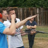 Jamie Dornan : sexy en plein entraînement de tir à Prague (photos)