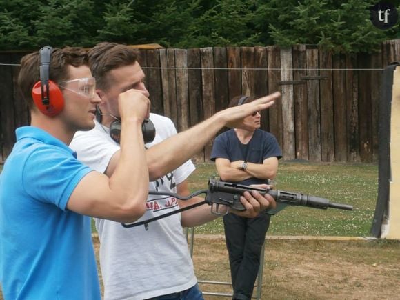 Jamie Dornan et son instructeur lors d'une séance de tir pour le film Anthropoid