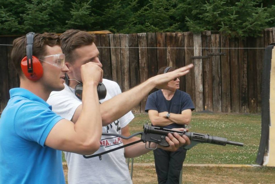 Jamie Dornan et son instructeur lors d'une séance de tir pour le film Anthropoid