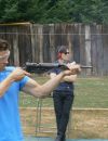 Jamie Dornan concentré lors d'une séance d'entraînement de tir