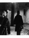  Une femme suivie par un homme dans le film "Jack l'éventreur" (1959) 