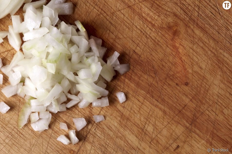Comment émincer des oignons rapidos et sans couteau ? (vidéo) Terrafemina