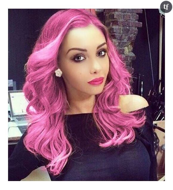 Nabilla et ses cheveux de couleur rose