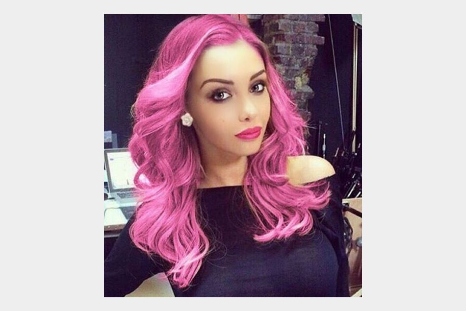 Nabilla et ses cheveux de couleur rose