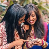 Des villages indiens interdisent aux femmes célibataires d'utiliser les téléphones portables