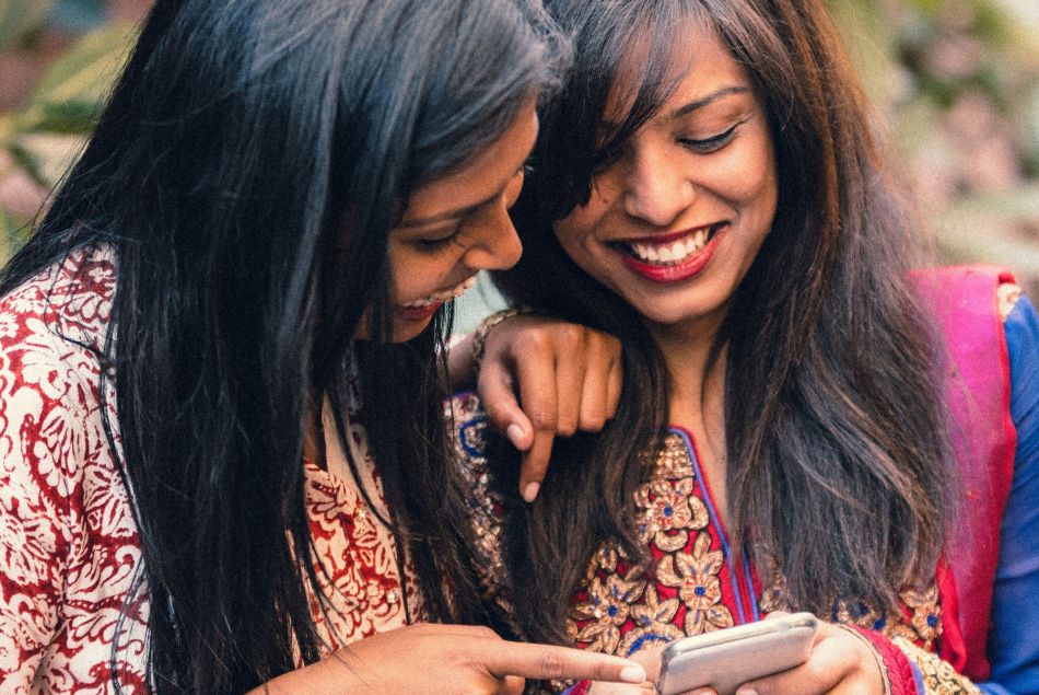 Des villages indiens interdisent aux femmes célibataires d'utiliser les téléphones portables