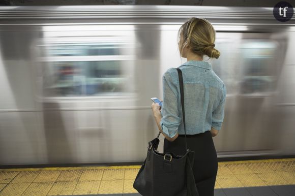 Une femme dans le métro new-yorkais