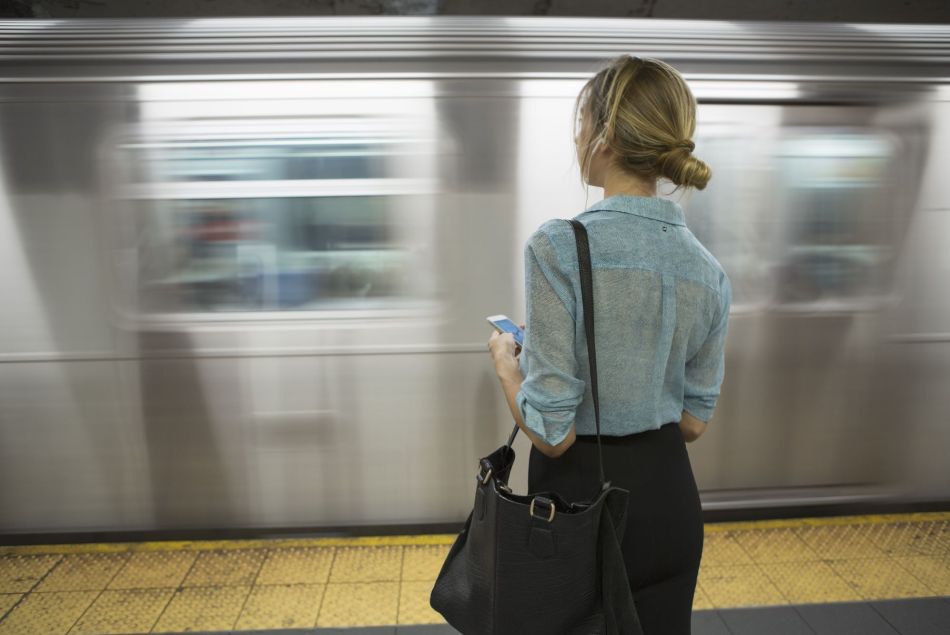 Une femme dans le métro new-yorkais