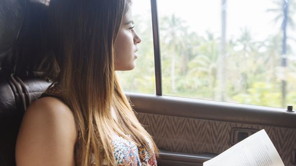 Voilà pourquoi lire en voiture vous rend malade