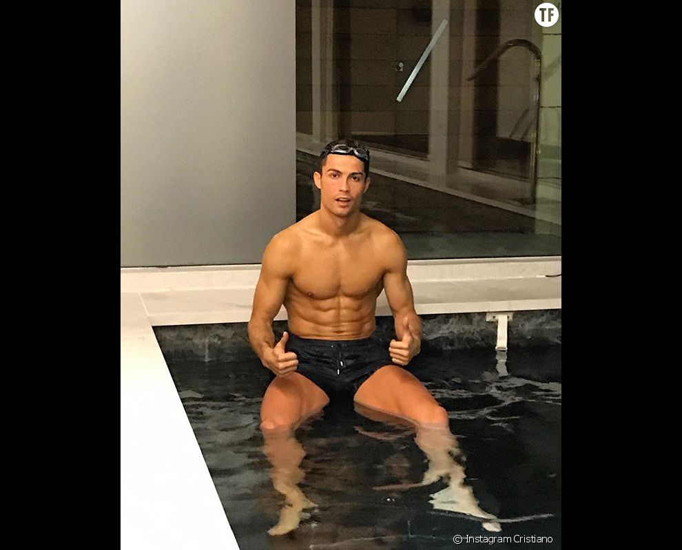 Cristiano Ronaldo torse nu dans sa piscine