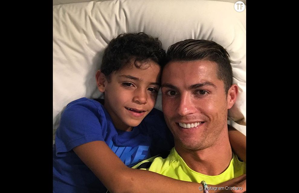 Selfie de Cristiano Ronaldo et son fils Cristiano Junior en décembre 2016