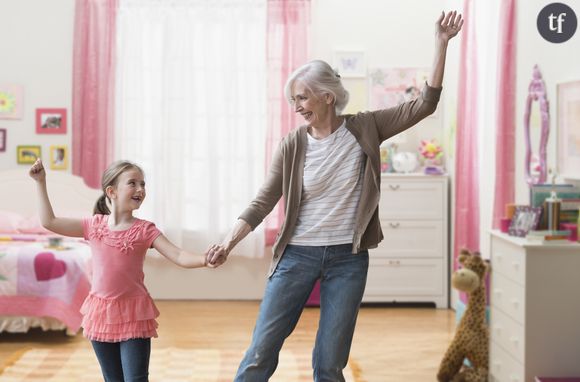 les petits-enfants aident leur grand-mère à garder la forme