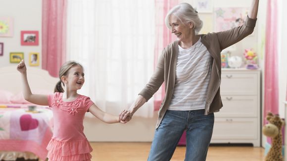 Pourquoi garder leurs petits-enfants est bon pour les grands-mères
