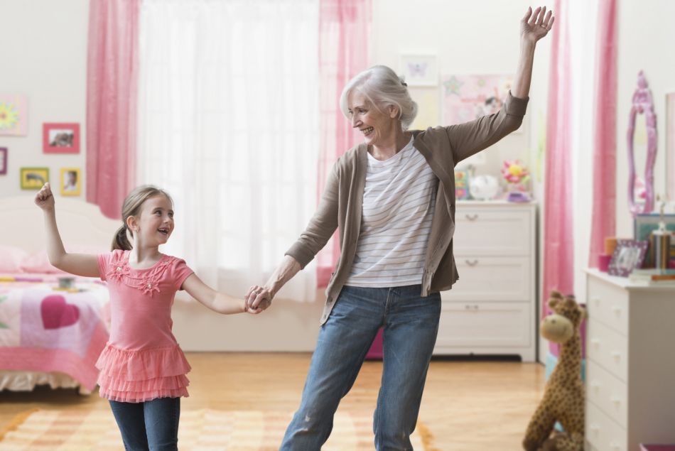 les petits-enfants aident leur grand-mère à garder la forme