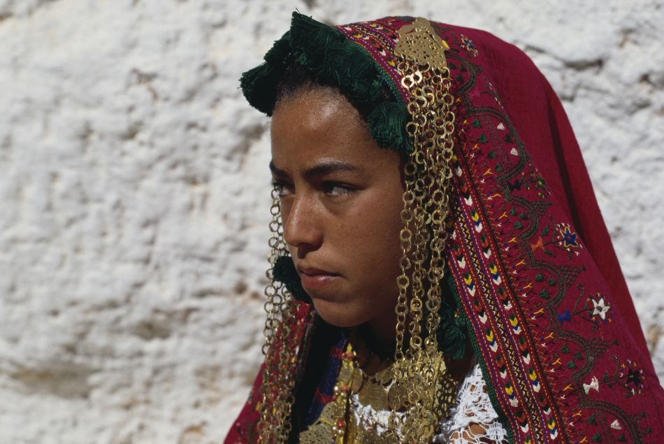 Jeune fille habillée du costume traditionnel berbère en Tunisie