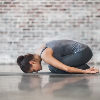 Astro-yoga : 2 postures spécialement conçues pour les Verseaux