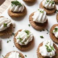 Le fromage de chèvre rôti, la recette apéro le plus facile du monde