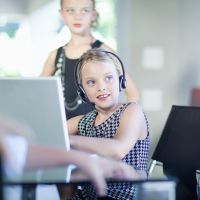 Faire travailler les filles dès 9 ans : la campagne choc pour l'égalité salariale