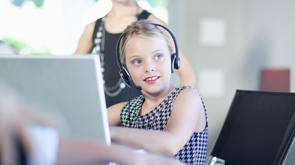 Faire travailler les filles dès 9 ans : la campagne choc pour l'égalité salariale