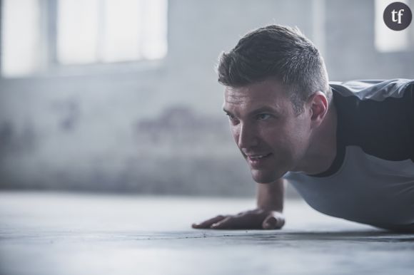 Cet homme fait du sport avec un poids sur le ventre pour soutenir sa femme enceinte