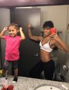 Honor, 2 ans, fait de la gym avec sa maman Danielle Jones