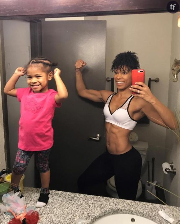 Honor, 2 ans, fait de la gym avec sa maman Danielle Jones